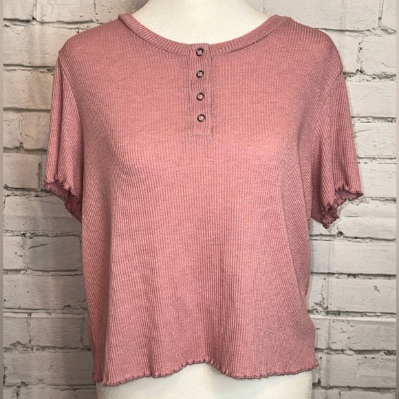 American Eagle Outfitters Tops - American Eagle Buttoned Ruffle Sleeve and Hem Top💞